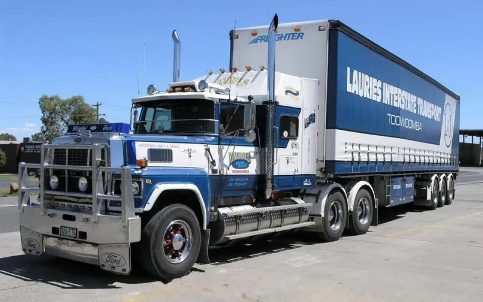 מדוע משאיות מקומיות אינן מכוונות את צינורות הפליטה שלהן כלפי מעלה?